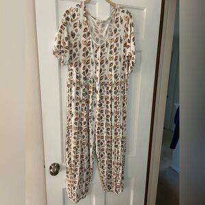 Kate Quinn women’s seashell romper. Bamboo, size XL. Pre owned.
